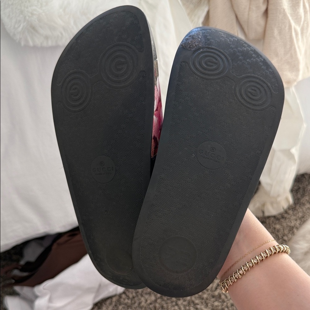 Gucci Women's Black and Pink Floral Sandals - Picture 7 of 7